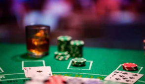 Exploring the Choice Between Online Gambling and Traditional Casinos