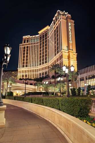 Experience Ultimate Luxury: 4.5-Star Hotel in Las Vegas with Free WiFi, 6 Pools, and 5 Restaurants